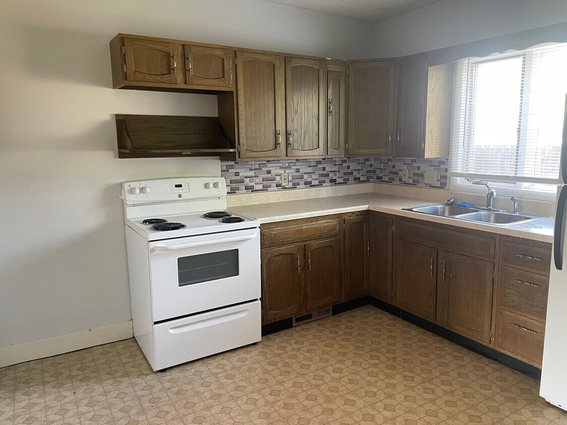 Kitchen - 2214 Roanoke Ln