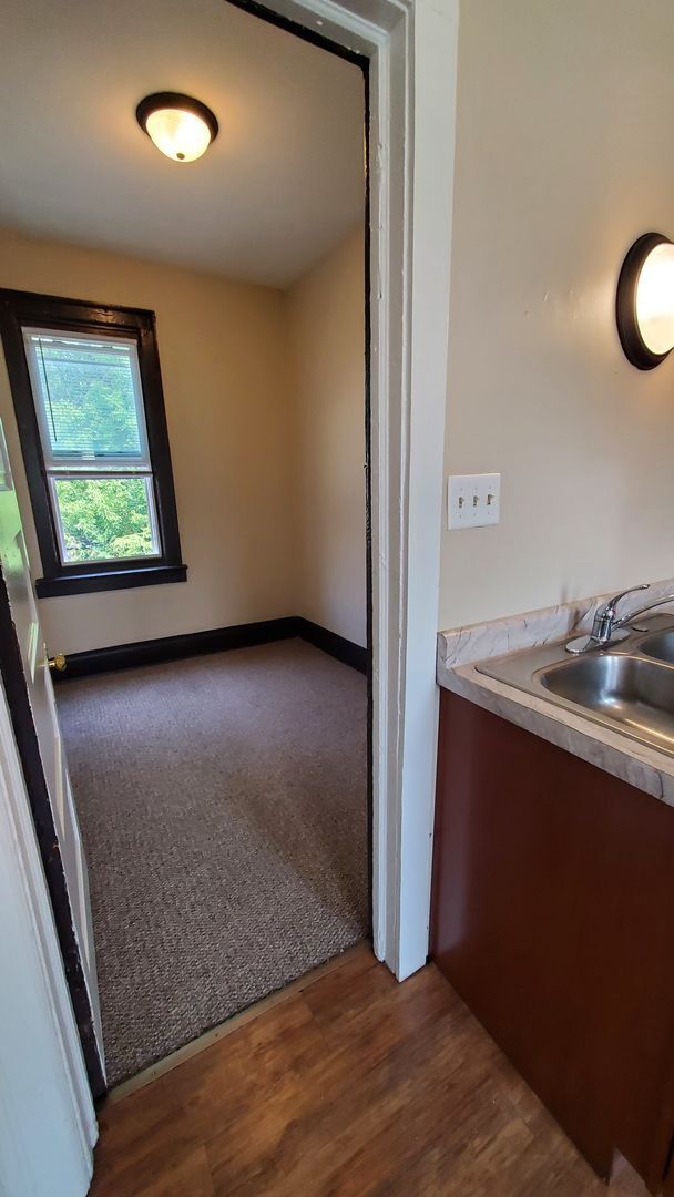 Foto del edificio - Remodeled & Spacious 4 Bedroom Lower Duple...
