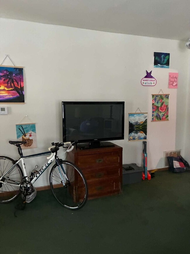 Building Photo - WHOLE HOUSE: 3 Bed 1 Bath close to UWEC! Available June 1st