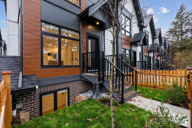 Building Photo - 3 - Bed + 3 - Bath + 1 Office/Den in South Surrey!