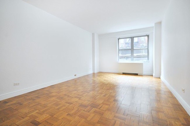 Building Photo - 521 E 80th St