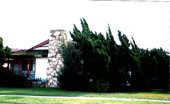 Building Photo - 3082 W Coolidge Ave