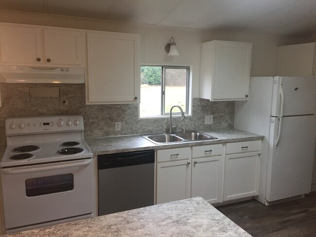 Building Photo - 1 acre lot w/manufactured home