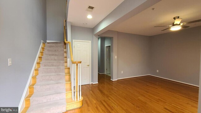 Foto del edificio - 1219 Maple Grove Ln