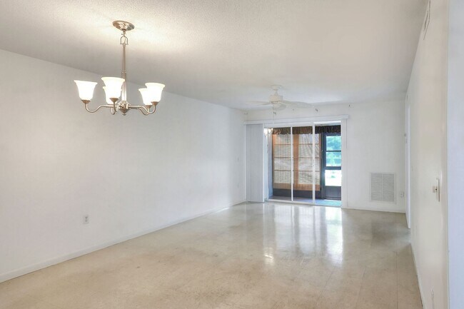 Foto del edificio - 2-Bedroom, 1-Bathroom Condo in Winter Haven
