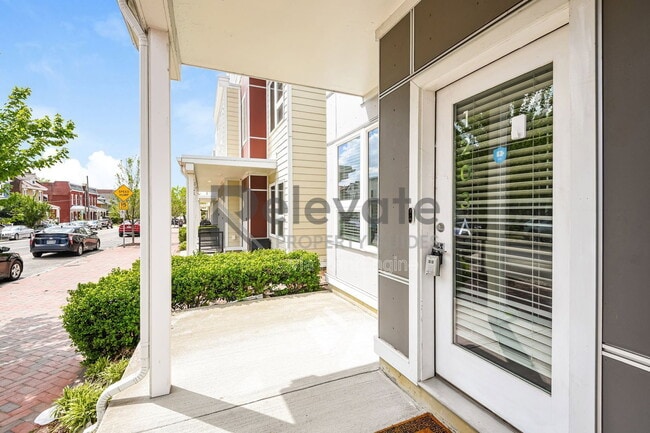 Building Photo - 1203 Bainbridge St