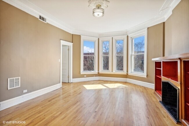 Building Photo - 722 S Laflin St