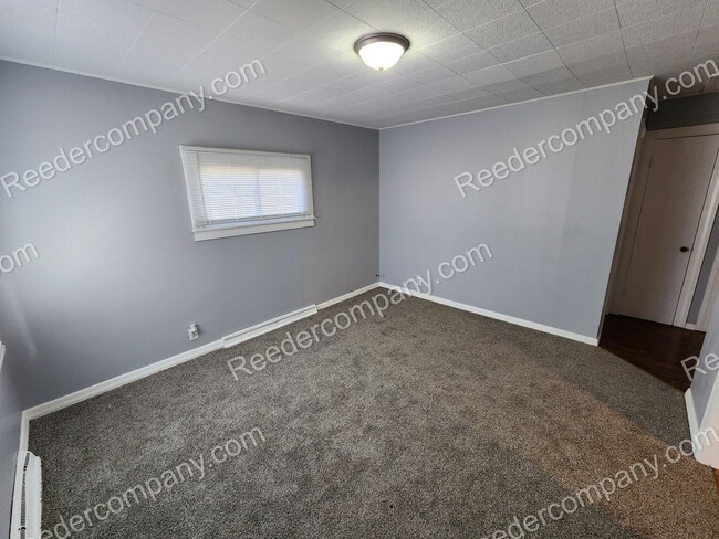Building Photo - 2 bedroom 1 bathroom house minutes from ex...