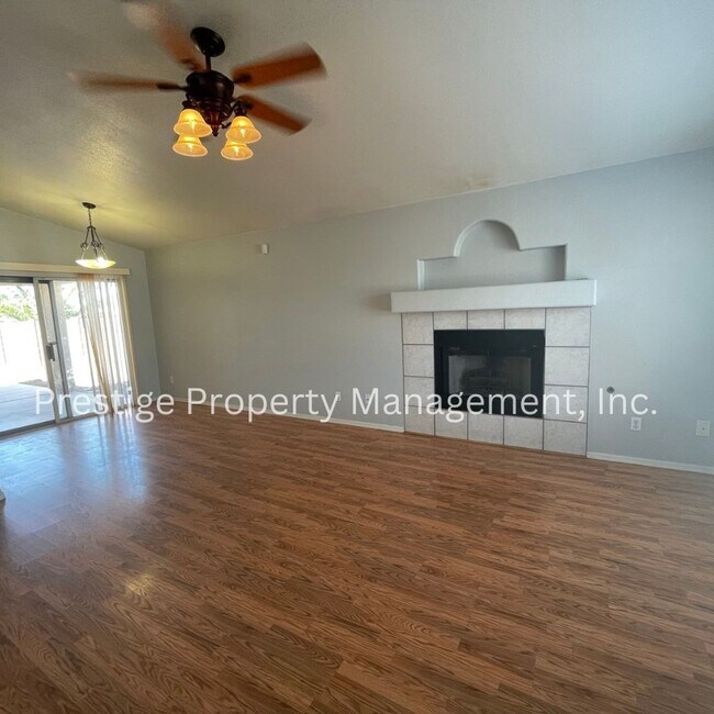Building Photo - 3BD/2BA Westside home with Gas Fireplace!!