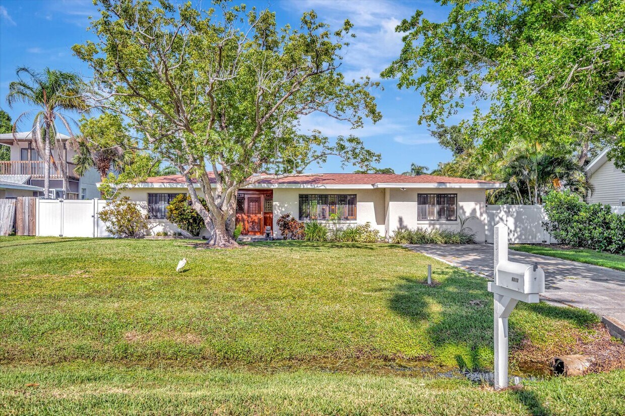 Foto principal - Beautiful West of the Trail 3-Bed/2-Bath H...