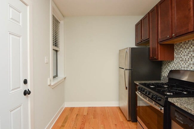 Building Photo - 4337 N Wolcott Ave