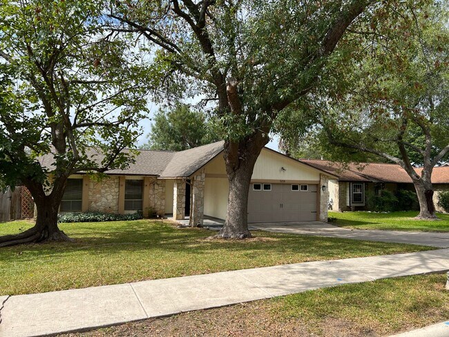 Foto del edificio - LOVELY 3 BEDROOM 2 BATH HOME IN NORTH EAST...