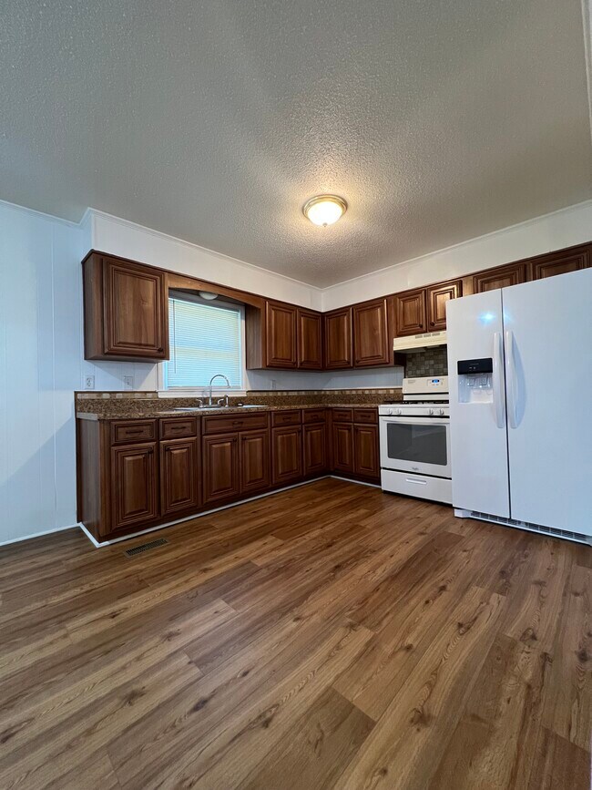 Building Photo - 305 Briarwood Cir