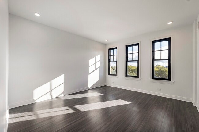 Building Photo - Renovated Luxury One Bedroom at Waterfront!
