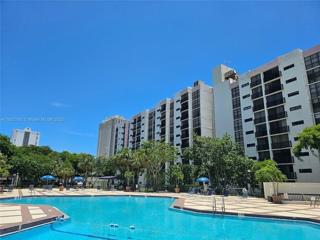 Foto del edificio - 17011 N Bay Rd