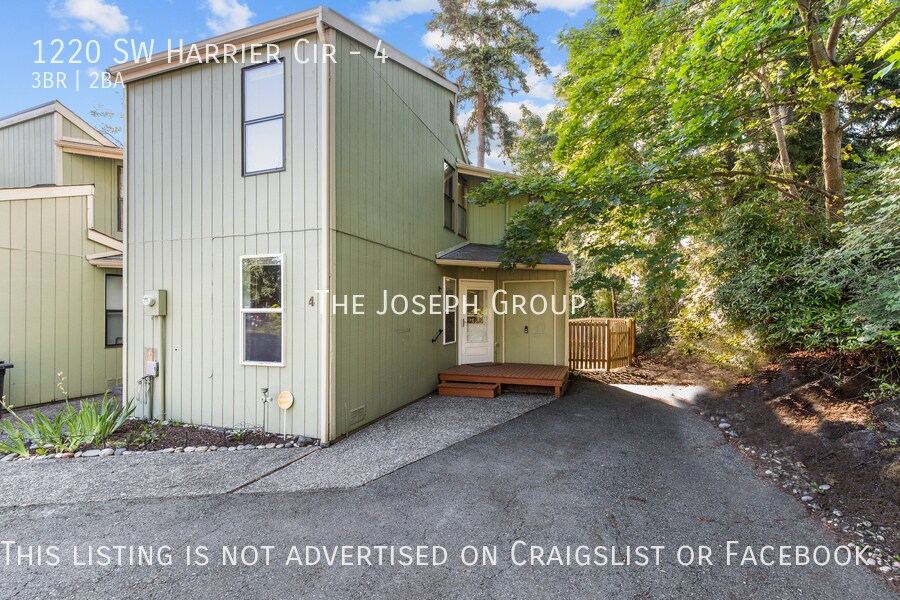 Foto principal - Remarkable 3BD/2BA End Unit in Oak Harbor!