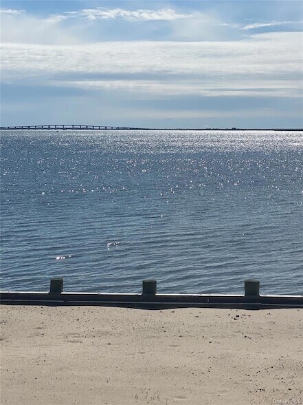 Building Photo - 25 Shinnecock Rd