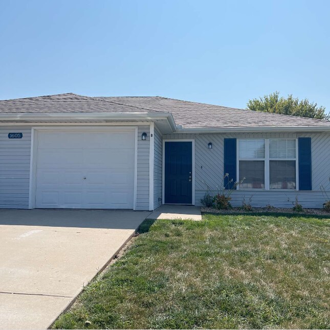 1605 W 8th Terrace, Knob Noster, MO 65336 Townhome Rentals in Knob