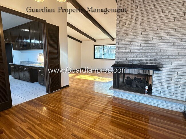 Foto del edificio - Burnsville Single Family Home, 2 Car Garage, Large Sun Room, Fireplace, Deck
