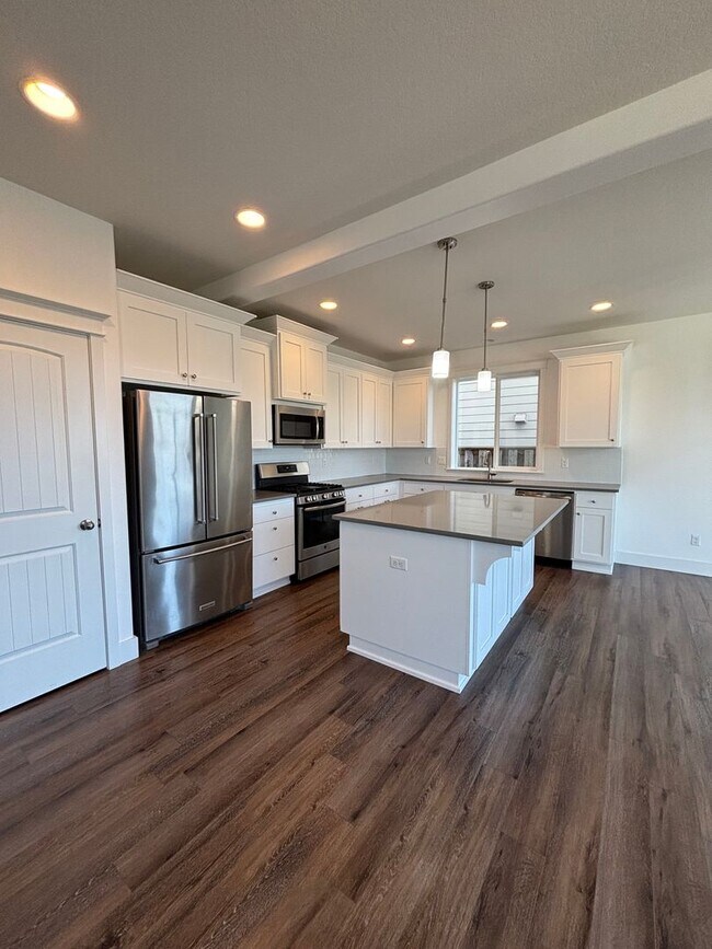 Foto del edificio - 2 Story Home in the Desirable Columbia Estates Development