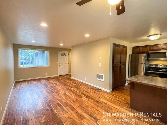 Building Photo - 723 W Quinalt St