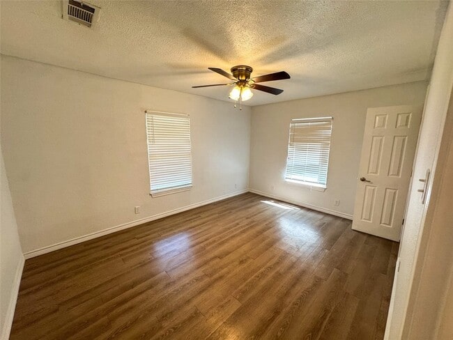 Building Photo - 910 S Austin St