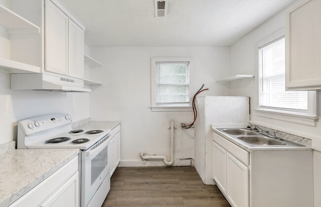 Foto del edificio - Spacious & Fully Renovated Prime North Charleston Location – Pre-Leasing Now!