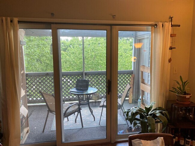 Foto del edificio - 2 Bedroom, 2 Bath by Mall Available Now!  $1,500 monthly