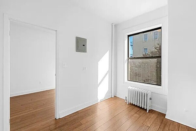 Building Photo - 619 East 5th Street