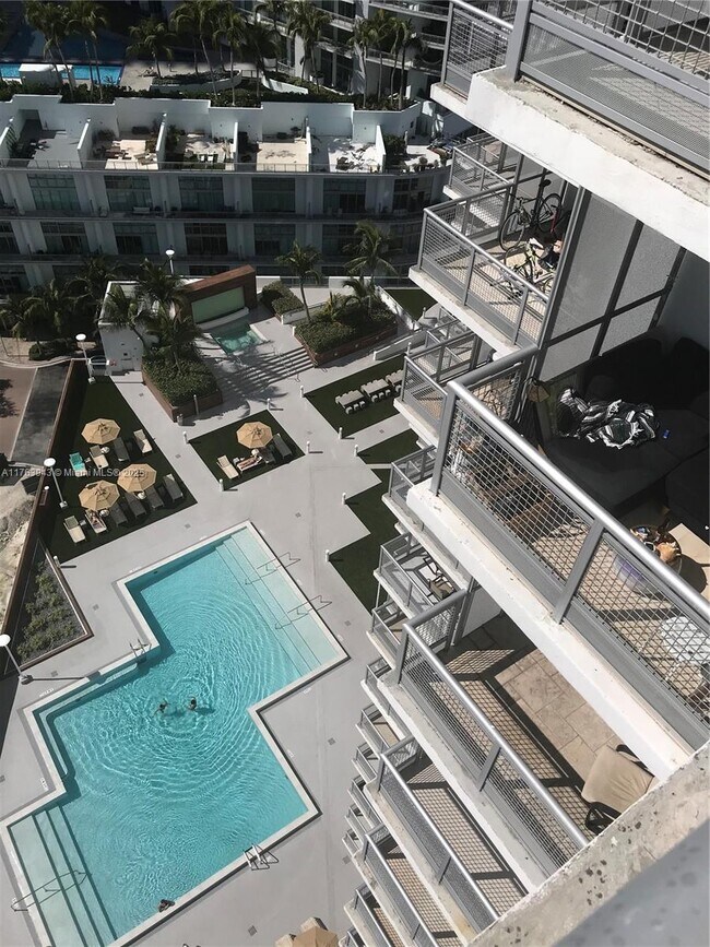 Foto del edificio - 350 S Miami Ave