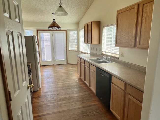 Foto del edificio - 6 MONTH LEASE - Spacious 4BD Home with 3-C...