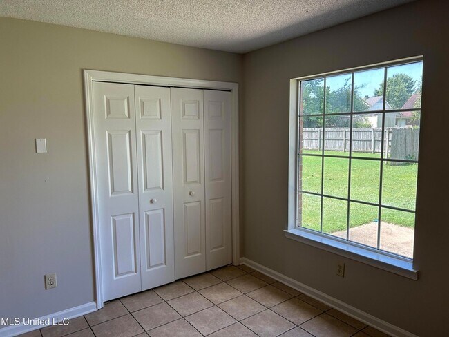 Foto del edificio - 7059 Hampton Dr