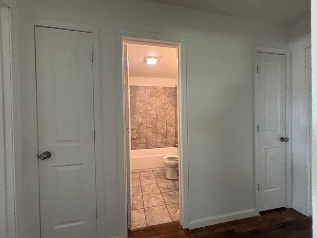 Building Photo - Rent this Beautiful 2 Bedroom 1 Bath Home