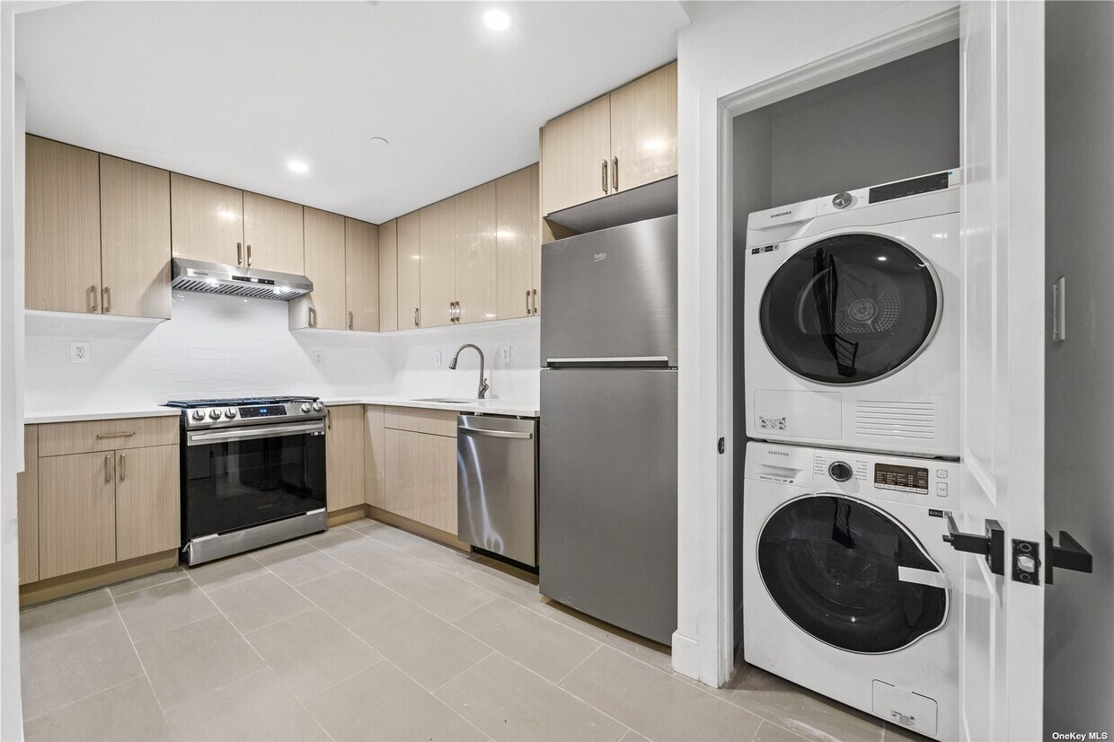 Foto principal - 43-15 63rd St