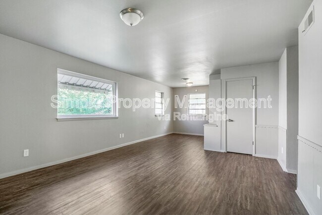 Building Photo - 3221 Beechwood Dr