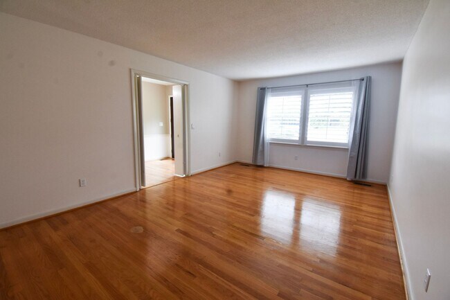 Foto del edificio - 3 Bedroom 2 Bathroom- Small Pets Okay