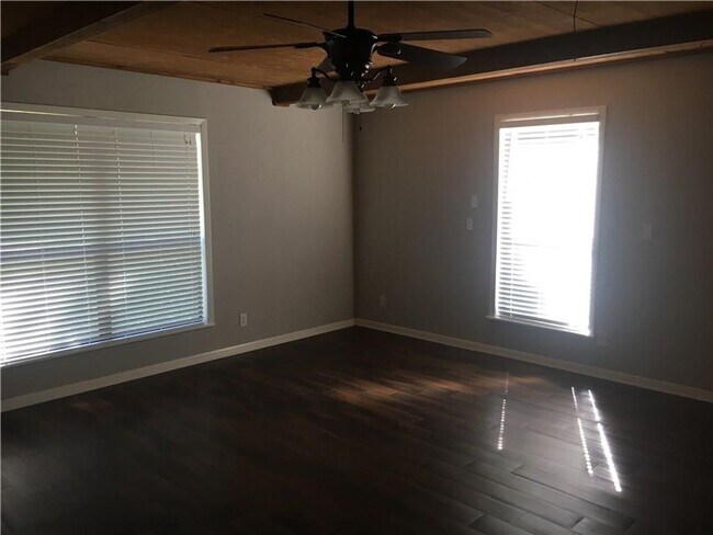 Foto del edificio - Home on Acreage Available for Lease
