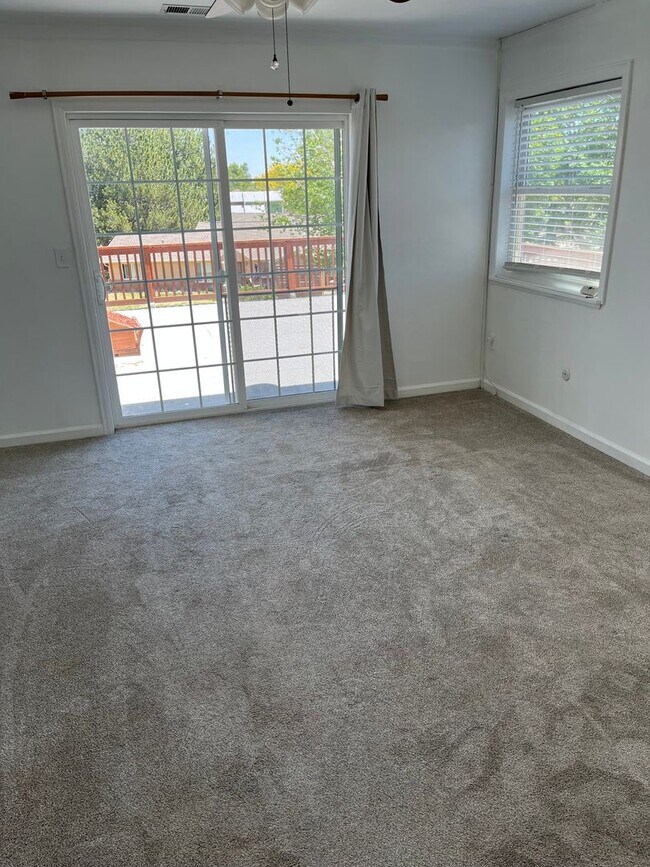 Foto del edificio - 4 Bedroom Gardener's Delight With Rooftop Patio, Privacy and Covered Parking