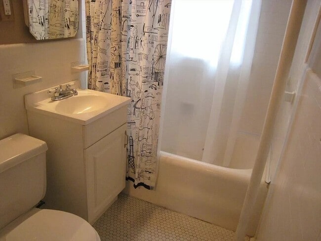 Building Photo - 588 Washington St