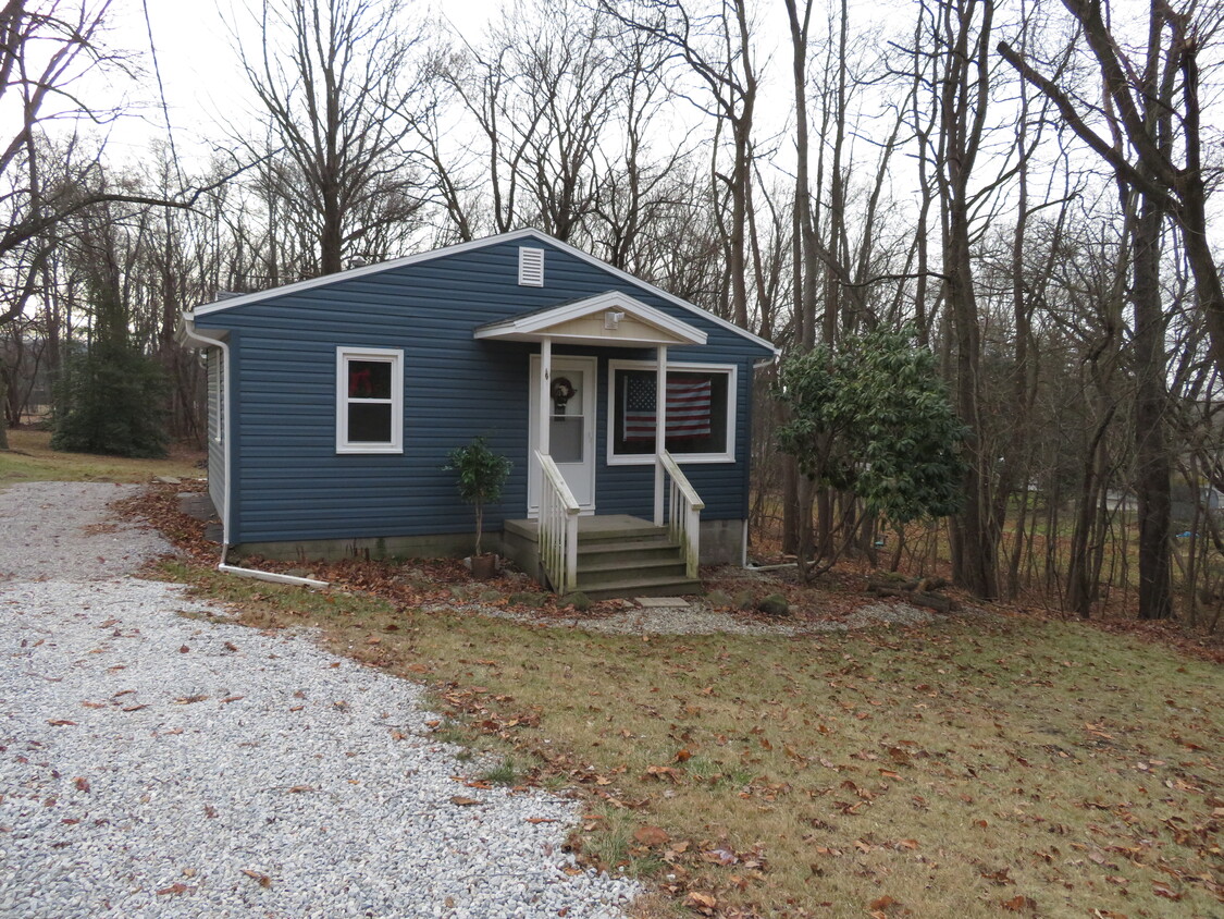 Front view facing south - 1144 Yorkshire Dr