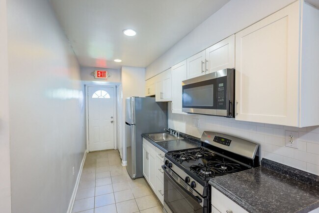 Foto del edificio - Charming 2 BR/1 BA Apartment in Deanwood –...
