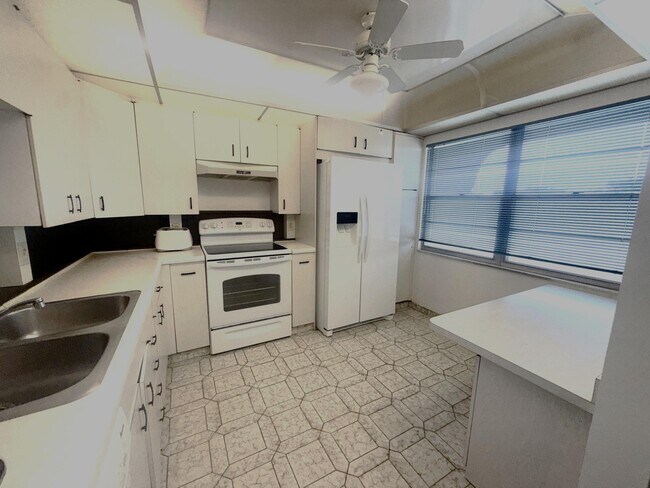 Building Photo - 2901 Victoria Cir