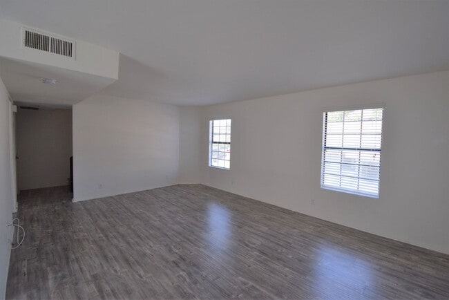 Building Photo - 24822 Walnut St