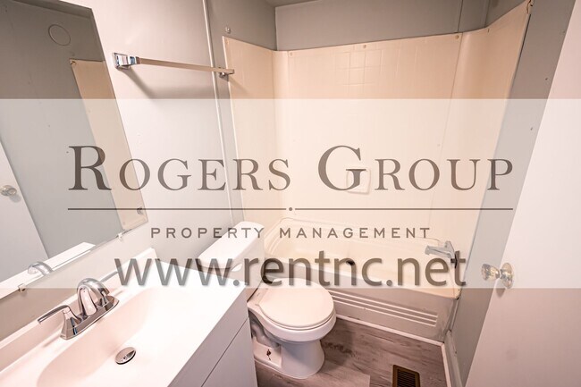 Foto del edificio - 241 Hidden Lake Ln