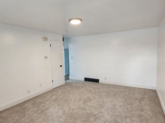 Building Photo - Newly Remodeled 1 Bd 1 Bath Triplex in Sandy