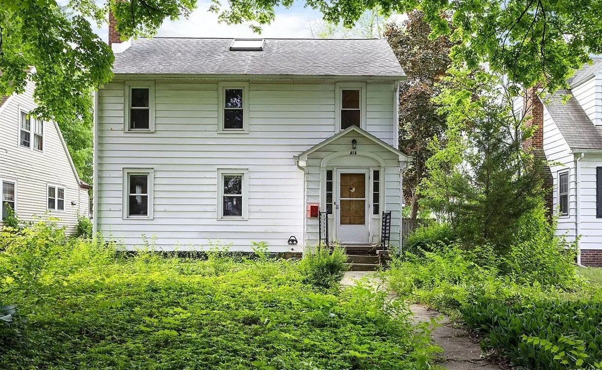 Primary Photo - 4 Bedroom House On Campus (Available For 3...