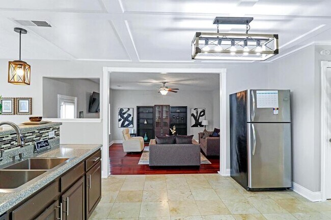 Foto del edificio - 1320 Labrador Ln