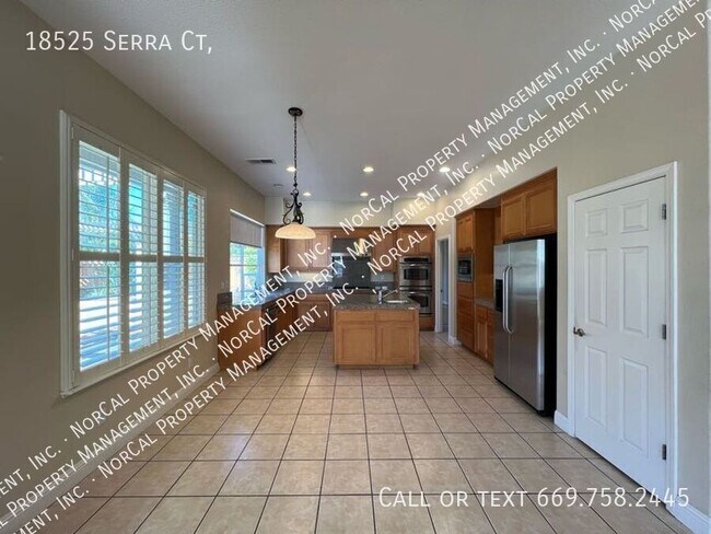 Foto del edificio - 18525 Serra Ct