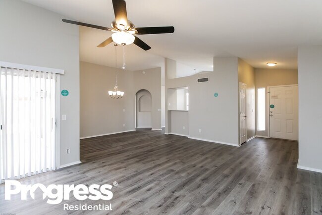Foto del edificio - 940 W Silver Creek Rd