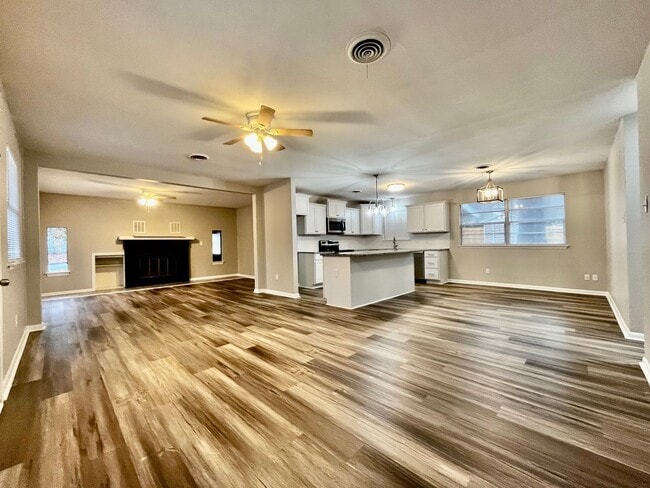 Building Photo - Beautiful 3 Bedroom 2 Bath Home